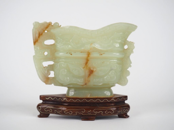 Chine, vers 1960, Petite coupe en jade céladon. Dim. 7,2 x 10,5 cm.