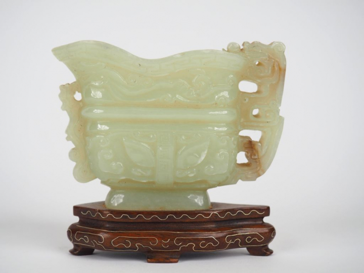 Chine, vers 1960, Petite coupe en jade céladon. Dim. 7,2 x 10,5 cm.