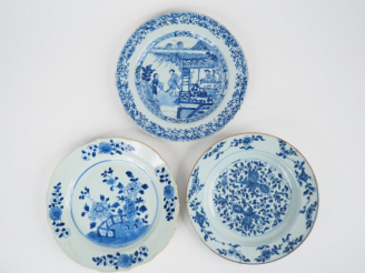 Vente aux enchères Lot de trois assiettes en porcelaine de la Compagnie des Indes, décor 