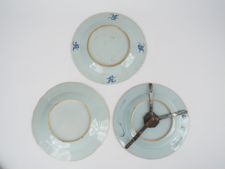 Lot de trois assiettes en porcelaine de la Compagnie des Indes, décor 