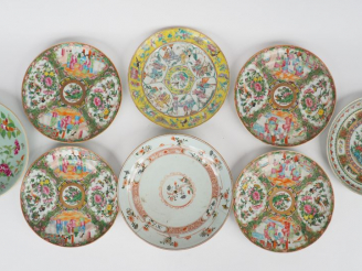 Vente aux enchères Lot de 7 assiettes en porcelaine de Canton, décor de personnages, moti