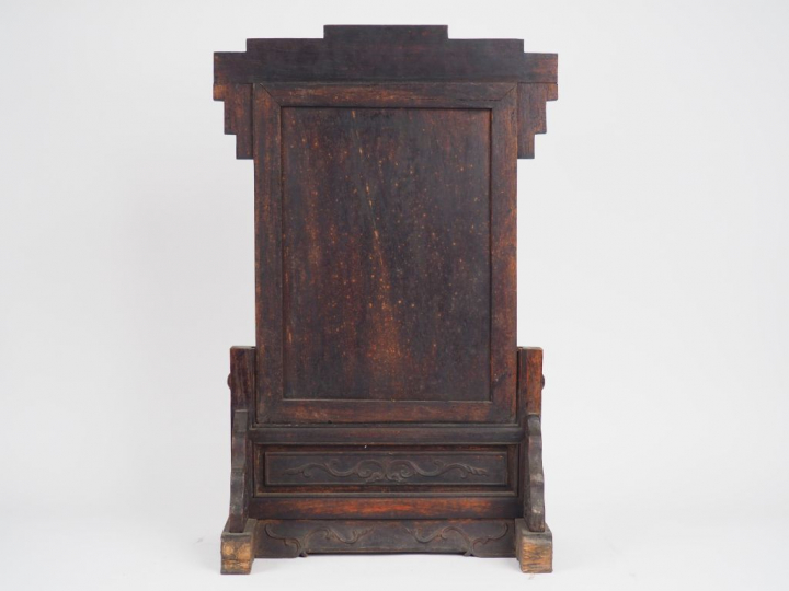 Chine XXe siècle, Ecran et son présentoir en bois teinté, décor d'un v