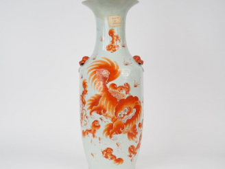 Vente aux enchères Vase balustre en porcelaine, à décor émaillé corail de lions et de poè