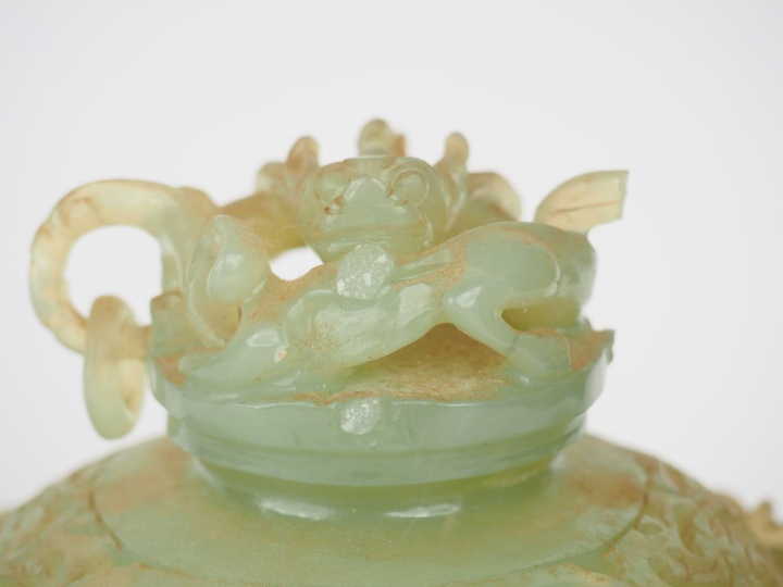 Chine, vers 1950,  Brûle-parfum en serpentine sculptée de tête de drag