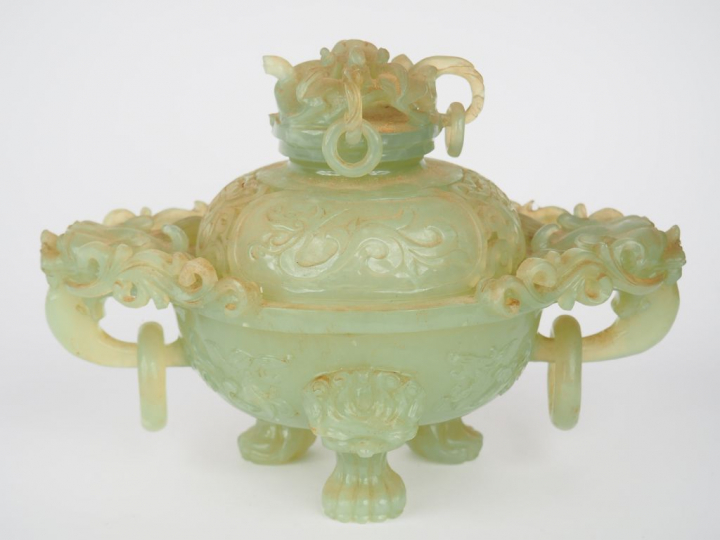 Chine, vers 1950,  Brûle-parfum en serpentine sculptée de tête de drag