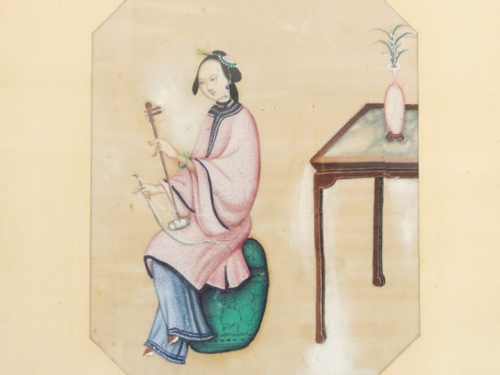 Gouache de Canton sur papier de riz, à décor d’une musicienne. Chine, 
