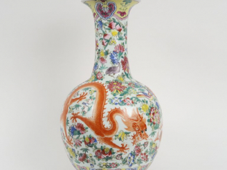Vente aux enchères Vase balustre en porcelaine et émaux polychromes, à décor de dragons é