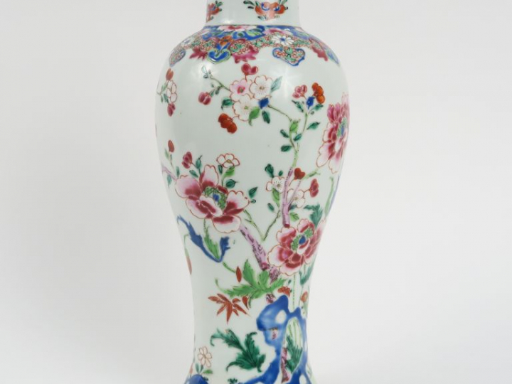 Vase balustre en porcelaine et émaux de la famille rose, à décor de pi