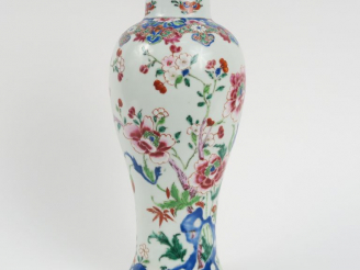 Vente aux enchères Vase balustre en porcelaine et émaux de la famille rose, à décor de pi