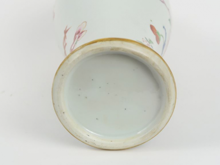 Vase balustre en porcelaine et émaux de la famille rose, à décor de pi