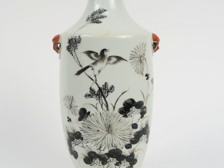 Chine, XIXe siècle,  Vase balustre à petit col, à décor en grisaille d