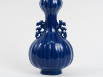 Vente aux enchères Vase bulbe en porcelaine et émail bleu nuit, avec deux anses stylisées