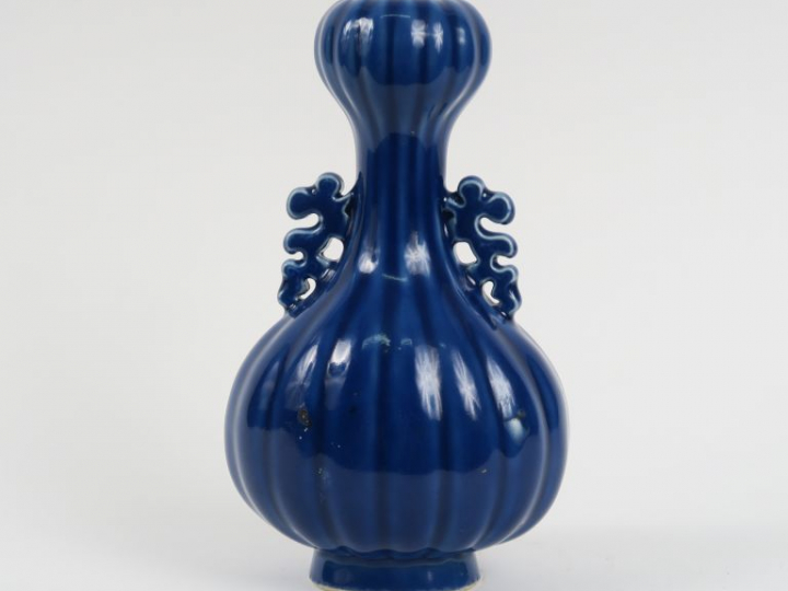 Vase bulbe en porcelaine et émail bleu nuit, avec deux anses stylisées