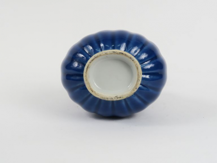 Vase bulbe en porcelaine et émail bleu nuit, avec deux anses stylisées