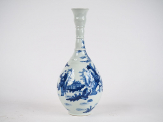 Vente aux enchères Vase bouteille à col annelé en porcelaine bleu blanc décor d'une jeune
