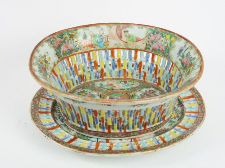 Plat égouttoir et son présentoir en porcelaine et émaux de Canton, à d