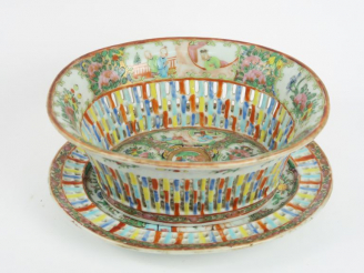 Vente aux enchères Plat égouttoir et son présentoir en porcelaine et émaux de Canton, à d