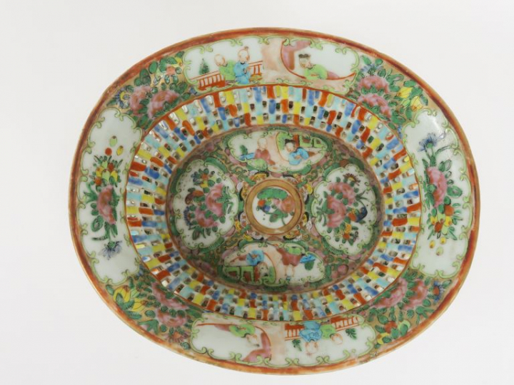 Plat égouttoir et son présentoir en porcelaine et émaux de Canton, à d