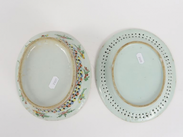 Plat égouttoir et son présentoir en porcelaine et émaux de Canton, à d