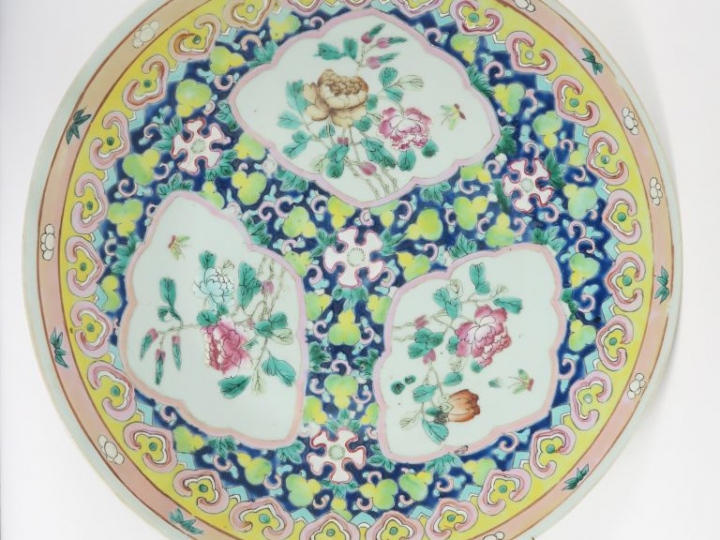 Plat en porcelaine et émaux de la famille rose, à décor en médaillon d