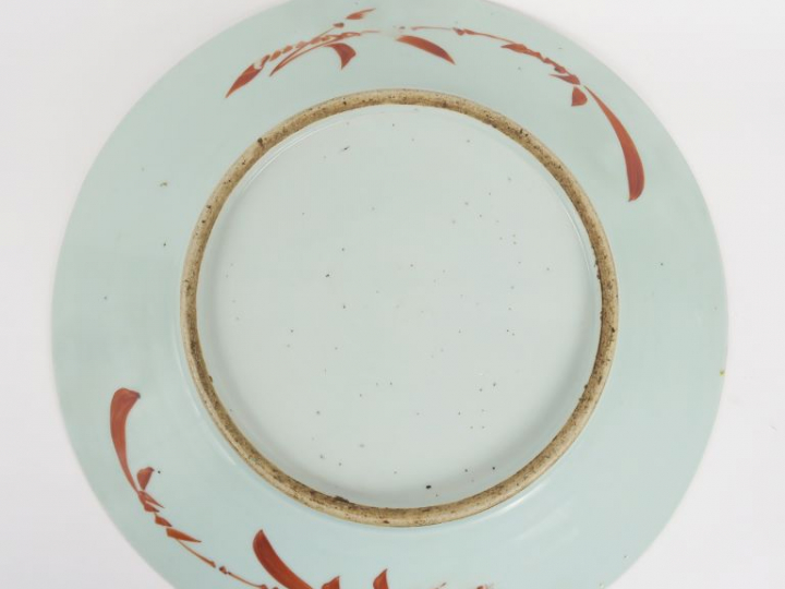 Plat en porcelaine et émaux de la famille rose, à décor en médaillon d