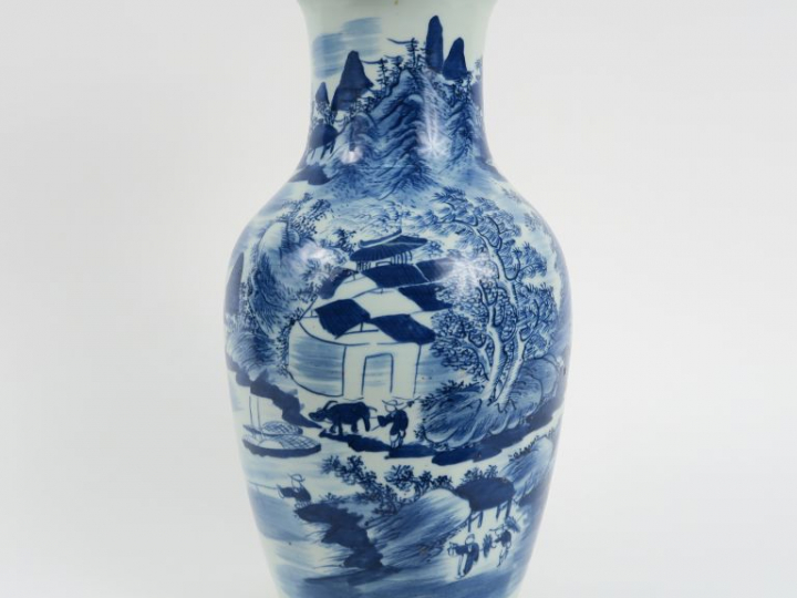 Vase balustre en porcelaine bleu blanc, à décor d'un village animé d'u