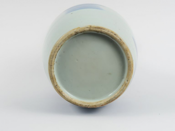 Vase balustre en porcelaine bleu blanc, à décor d'un village animé d'u