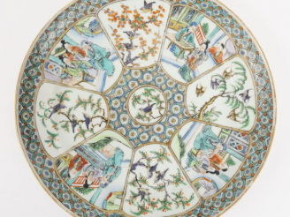 Vente aux enchères Assiette en porcelaine de Canton, à décor de personnages dans des pala