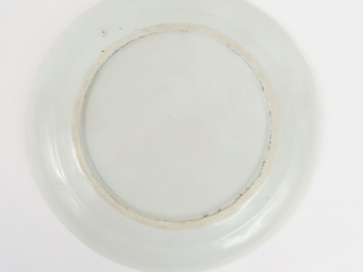 Assiette en porcelaine de Canton, à décor de personnages dans des pala