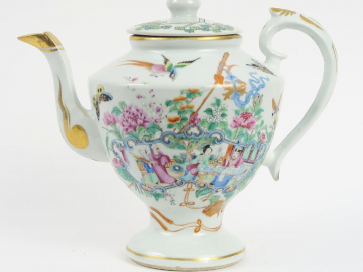 Théière en porcelaine de Canton, à décor de jeunes femmes dans un pala
