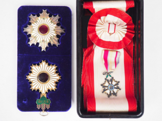 Vente aux enchères Deux décorations de l’Ordre du Soleil Levant, Kyokujitsu shô, la deuxi