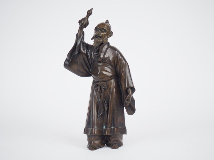 Japon, vers 1900, Taisho. Okimono en bronze figurant un sage tenant un