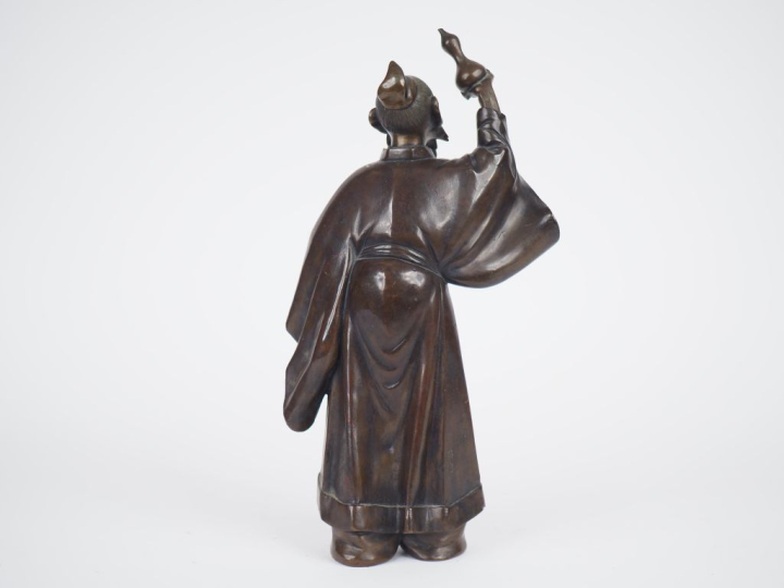 Japon, vers 1900, Taisho. Okimono en bronze figurant un sage tenant un