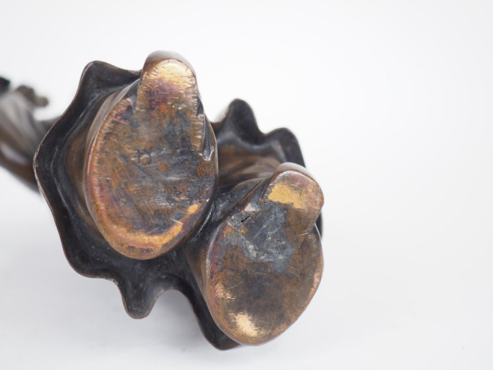 Japon, vers 1900, Taisho. Okimono en bronze figurant un sage tenant un