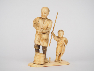 Vente aux enchères Okimono en ivoire "Paysan". Japon, vers 1920. H. 15 cm Poids : 209 g. 