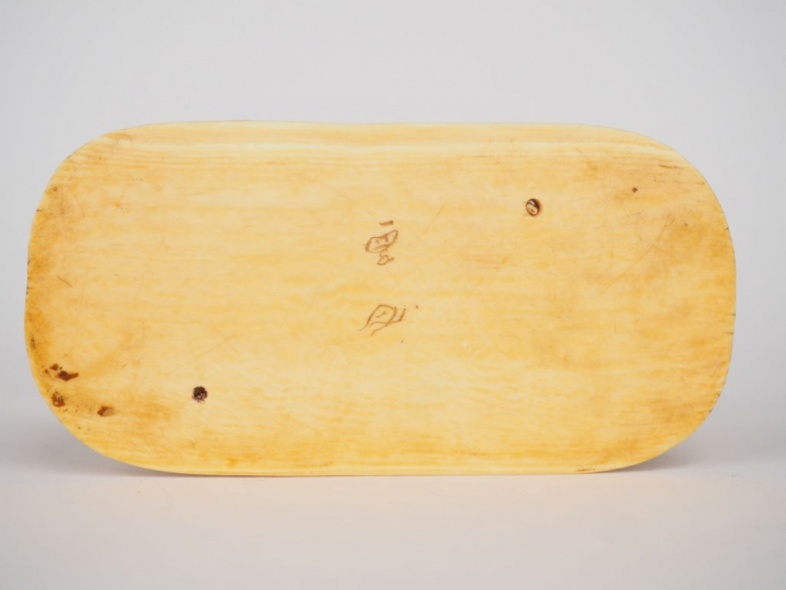 Okimono en ivoire "Paysan". Japon, vers 1920. H. 15 cm Poids : 209 g. 