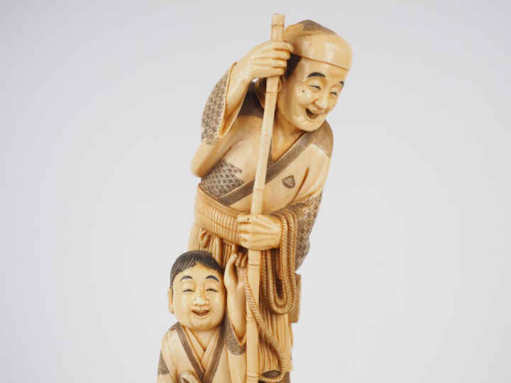 Grand okimono en ivoire "Pêcheur avec un harpon".  Japon, vers 1920. H