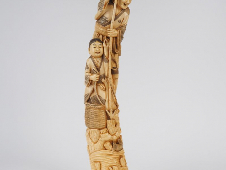 Grand okimono en ivoire "Pêcheur avec un harpon".  Japon, vers 1920. H