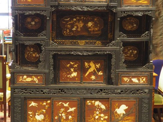 Meuble à étagères en bois de résine décorée, marqueterie de nacre et d