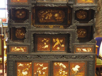 Vente aux enchères Meuble à étagères en bois de résine décorée, marqueterie de nacre et d