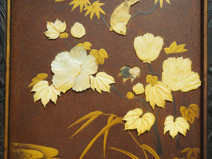 Meuble à étagères en bois de résine décorée, marqueterie de nacre et d