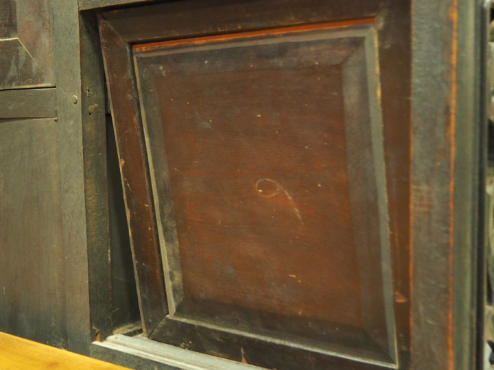 Meuble à étagères en bois de résine décorée, marqueterie de nacre et d
