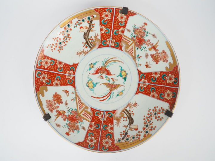 Important plat en porcelaine d'Imari, décor de phoenix, oiseaux branch
