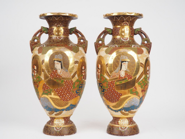 Japon, XIXe siècle, Paire de vases en faience de Satsuma décor de ara 