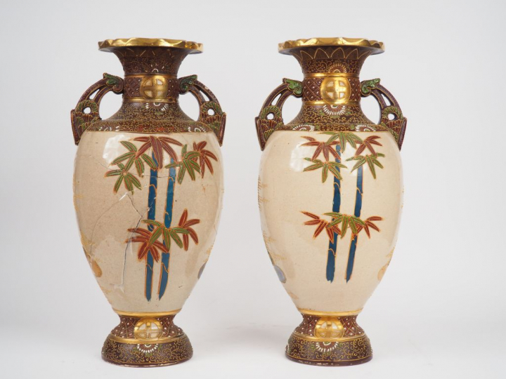 Japon, XIXe siècle, Paire de vases en faience de Satsuma décor de ara 