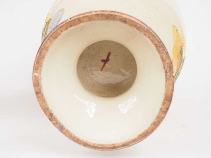 Japon, XIXe siècle, Paire de vases en faience de Satsuma décor de ara 