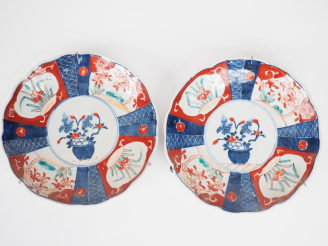Vente aux enchères Paire d' assiettes en porcelaine d'Imari, fleurs et végétaux.  Japon, 