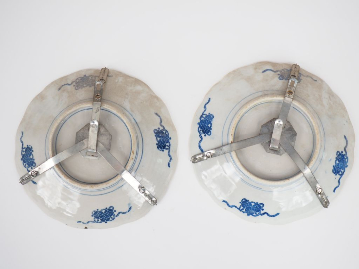 Paire d' assiettes en porcelaine d'Imari, fleurs et végétaux.  Japon, 