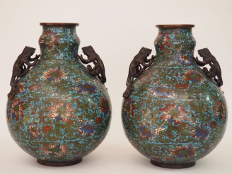 Vente aux enchères Paire de vases en bronze et émaux champlevés, décor polychrome de lotu