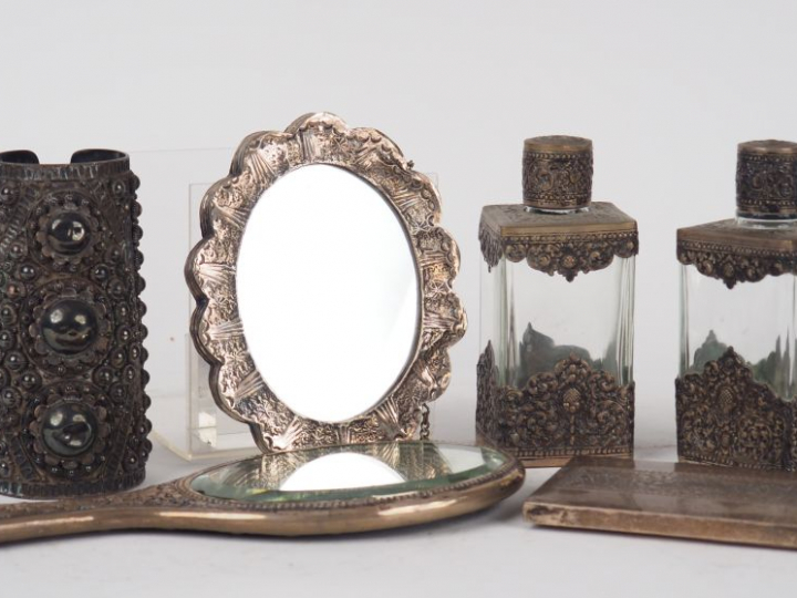 Cambodge,  Lot d'argenterie comprenant un face à main, un miroir, un b